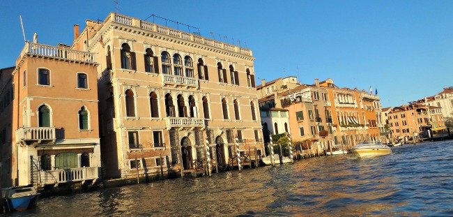 Waarom mijn Top 5 Venetie Tips? Je zit te zoeken wat je moet doen in Venetie? Mijn Top 5 Venetie Tips Helpt je. Praktisch, Leuk & Comfortabel