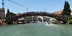 Het hout van Accademia Brug is uniek. De brug werpt zich over Canal Grande. Prachtige uitzichten. Lees waarom ik vind dat de brug Bijzonder is. Hoe kom je daar?
