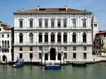 Palazzo Grassi frist je op na alle Historie in Venetie. Moderne kunst die je aan het denken zet. Lees hier hoe je er komt met andere informatie.