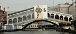 Lees hier alles over de Rialto Brug. Ooit stonden op de Rialto Brug Venetie kooplui voor de Rialto Markt. Nu staan Toeristen te dringen voor een selfie Foto