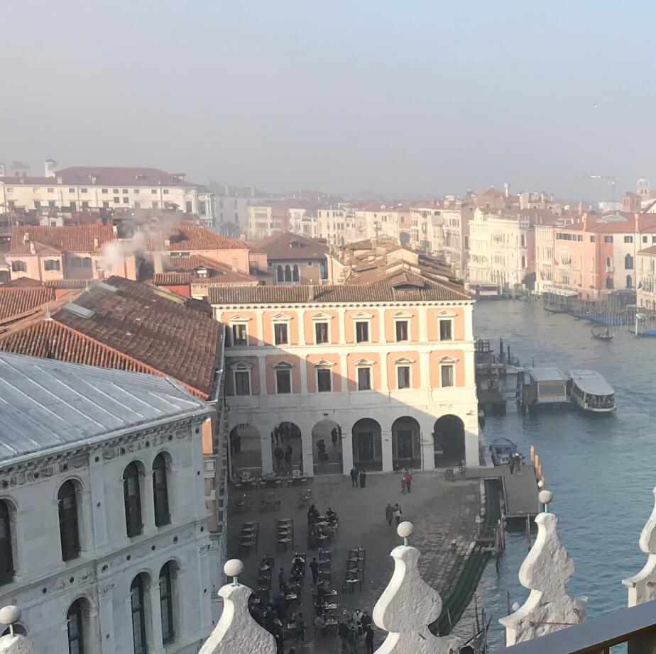 Vanaf een uitkijkpunt zie je de mist optrekken